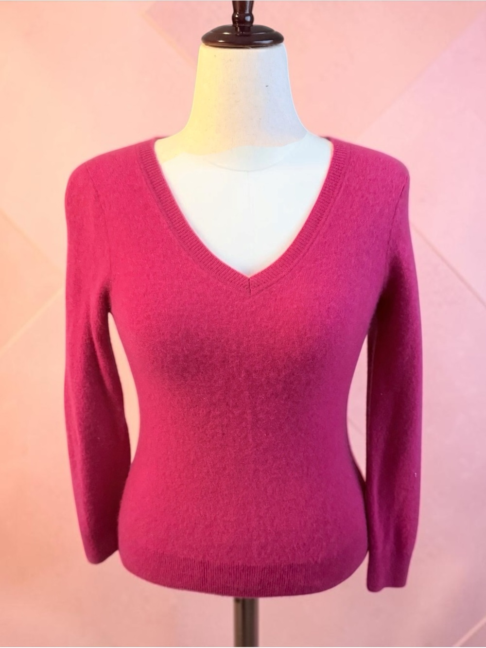 Tahari Women’s Medium Pink 100% 2-Ply Cashmere V-Neck Sweater